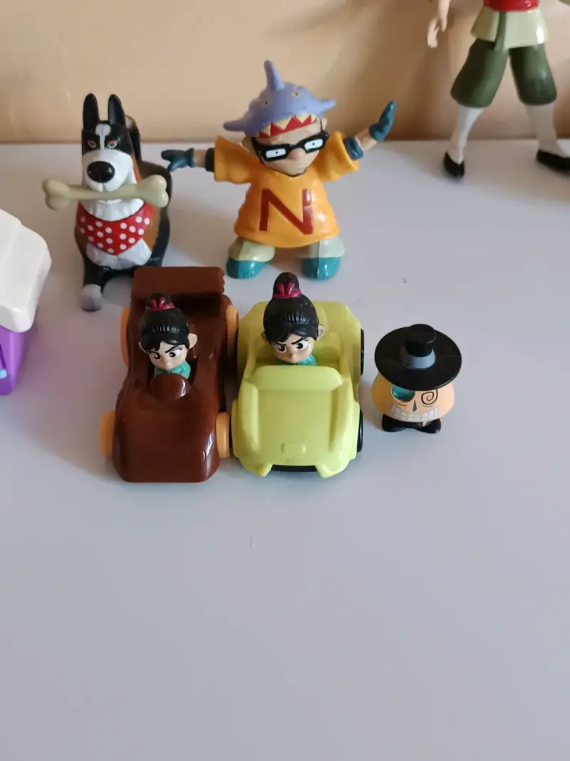 Lote de figuras de acción y juguetes variados - 3