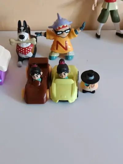 Lote de figuras de acción y juguetes variados - miniatura 3