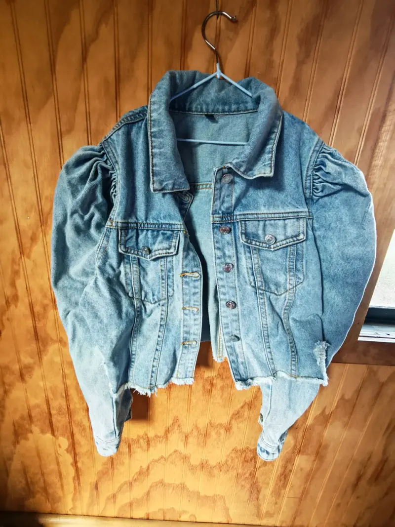 Chaqueta de mezclilla para mujer con diseño desgastado