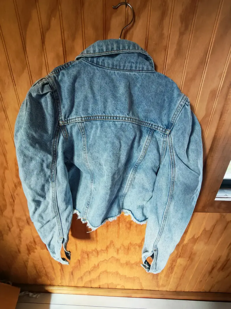 Chaqueta de mezclilla para mujer con diseño desgastado - 2
