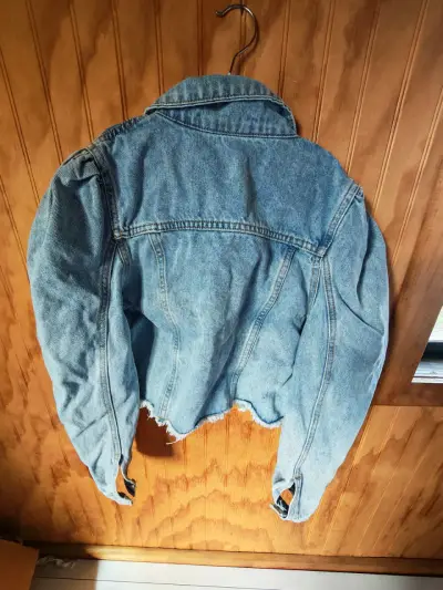 Chaqueta de mezclilla para mujer con diseño desgastado - miniatura 2