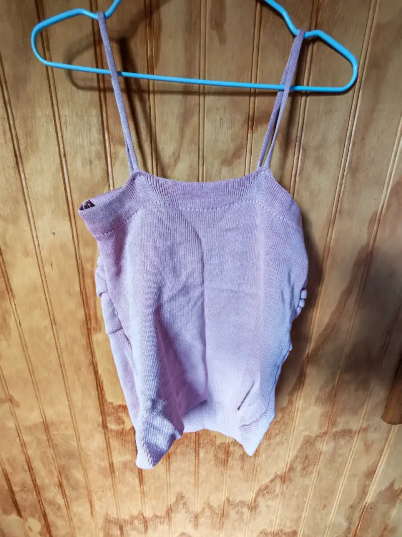 Top de tirantes lila con diseño cruzado - 2