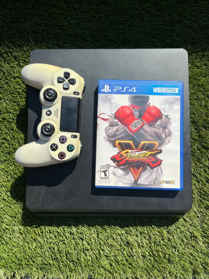 Consola PS4 con control y juego Street Fighter V - 1