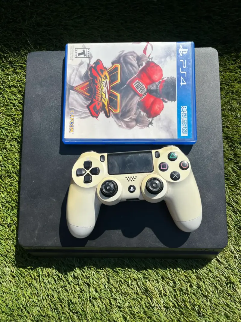 Consola PS4 con control y juego Street Fighter V - 2