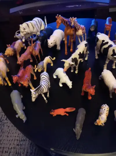 Set de Figuras de Animales de Plástico - miniatura 1