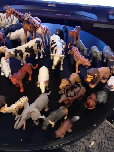 Set de Figuras de Animales de Plástico - miniatura 2