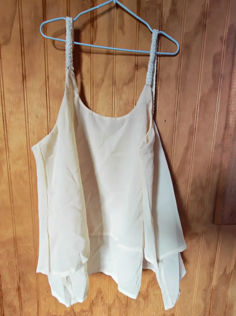 Blusa sin mangas color crema con tirantes decorativos - 2