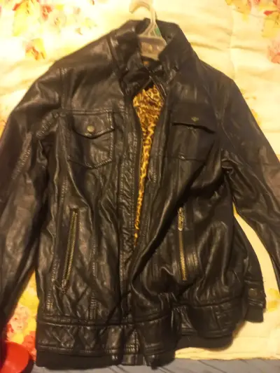 Chaqueta de cuero negra con forro animal print - miniatura 1