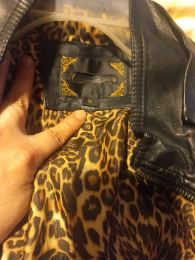 Chaqueta de cuero negra con forro animal print - 2