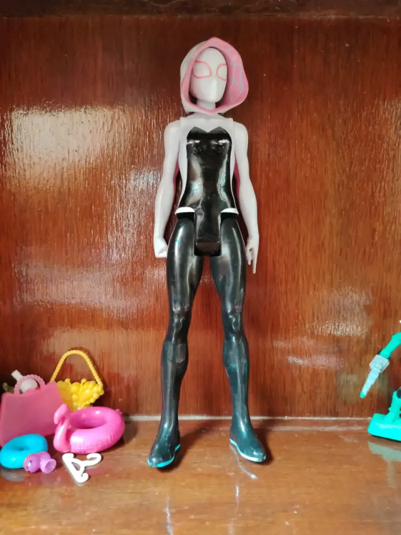 Figura de acción Spider-Gwen con accesorios