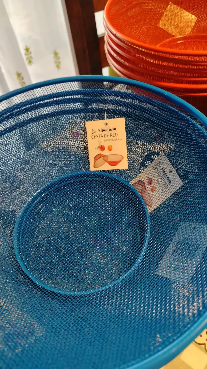 Cesta de red azul para frutas y verduras