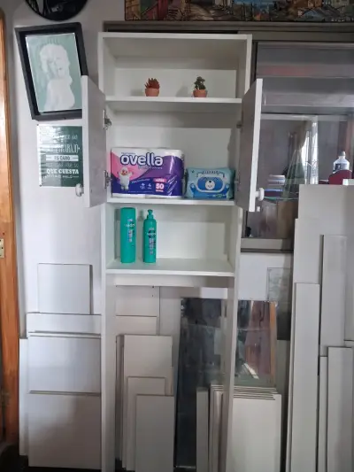 Mueble organizador de baño con puertas - miniatura 2
