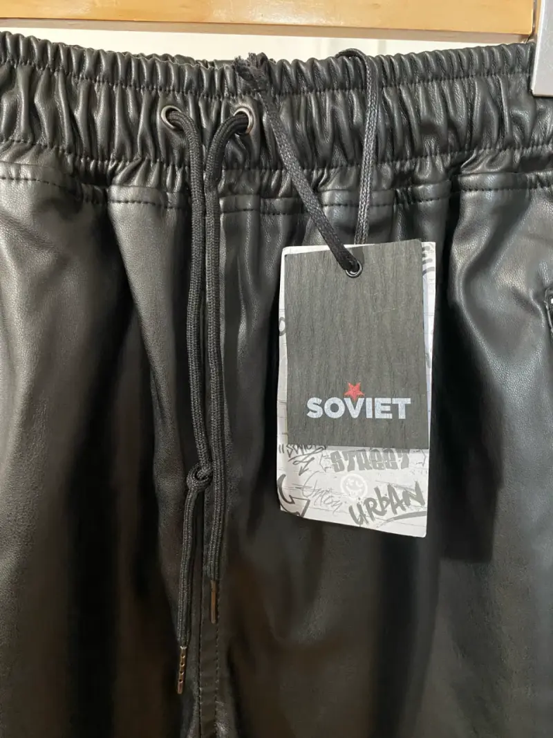 Pantalones jogger ecocuero  negro Soviet - 4