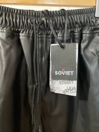 Pantalones jogger ecocuero  negro Soviet - miniatura 4