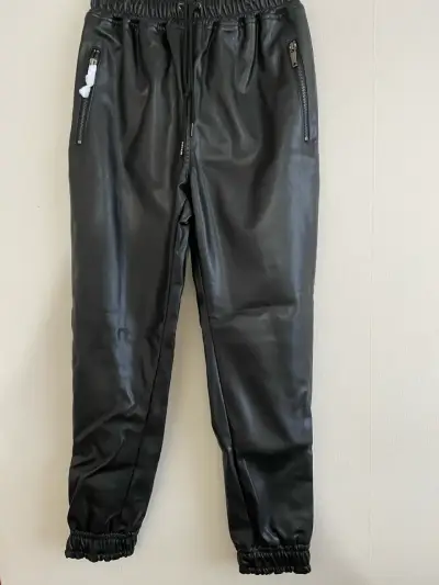 Pantalones jogger ecocuero  negro Soviet - miniatura 5