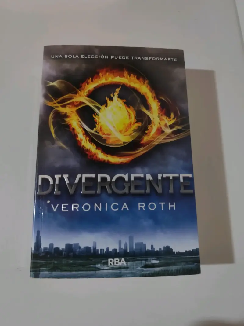 Libro "Divergente" de Veronica Roth - 2