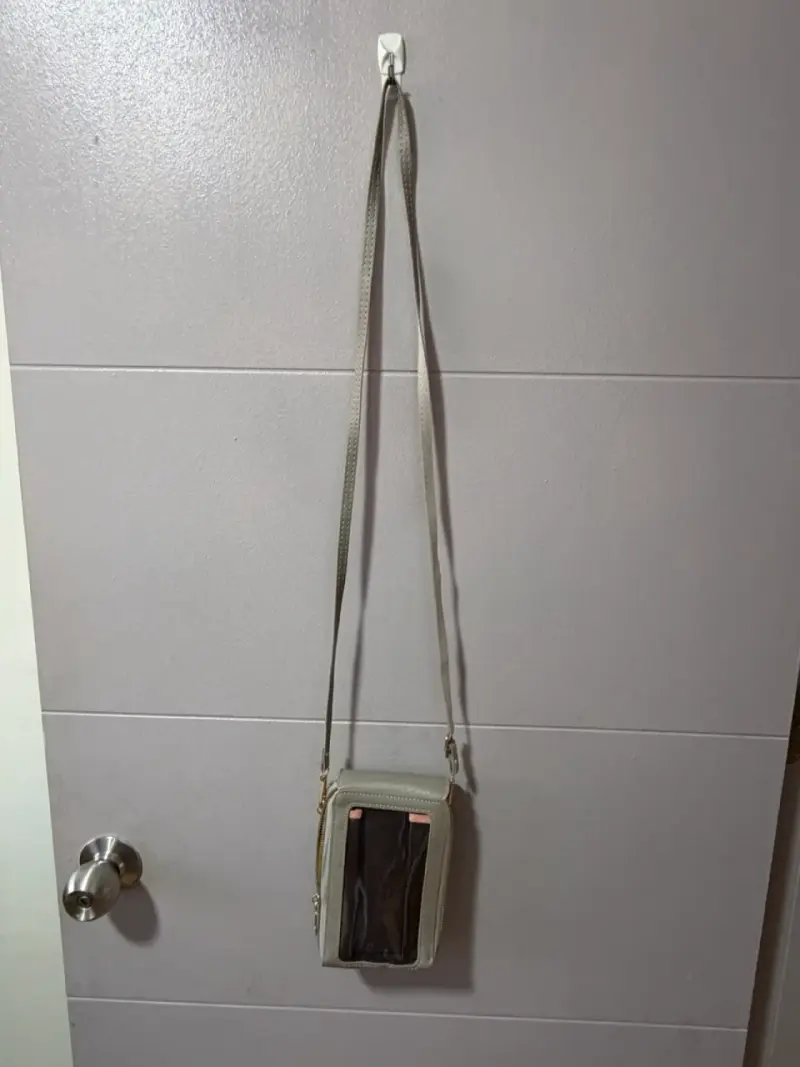 Bolso cruzado pequeño beige elegante - 2