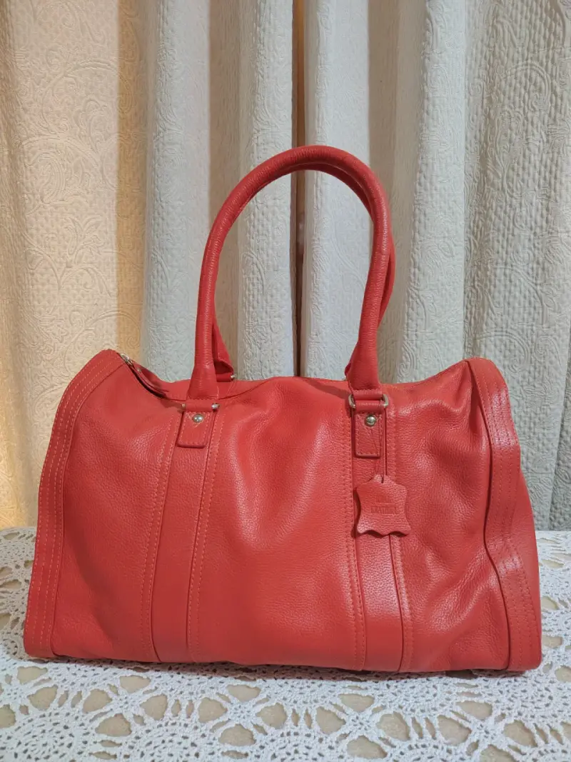 Bolso de cuero rojo Hadaki con diseño vibrante