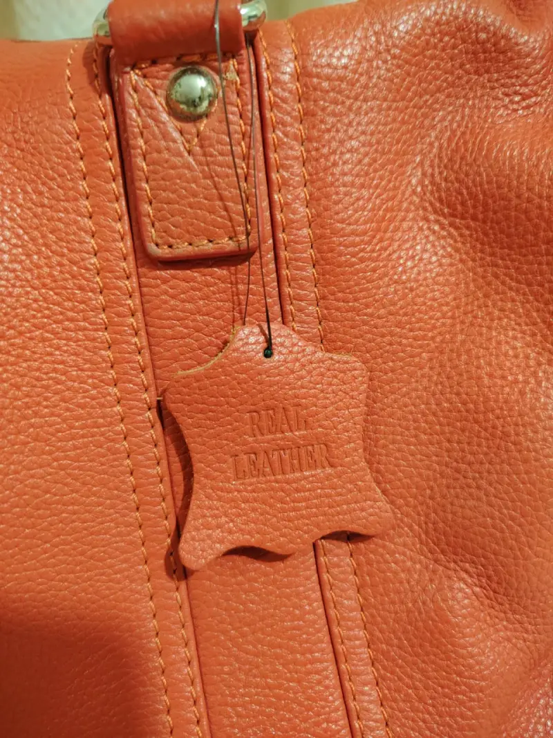 Bolso de cuero rojo Hadaki con diseño vibrante - 2