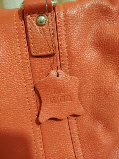 Bolso de cuero rojo Hadaki con diseño vibrante - miniatura 2