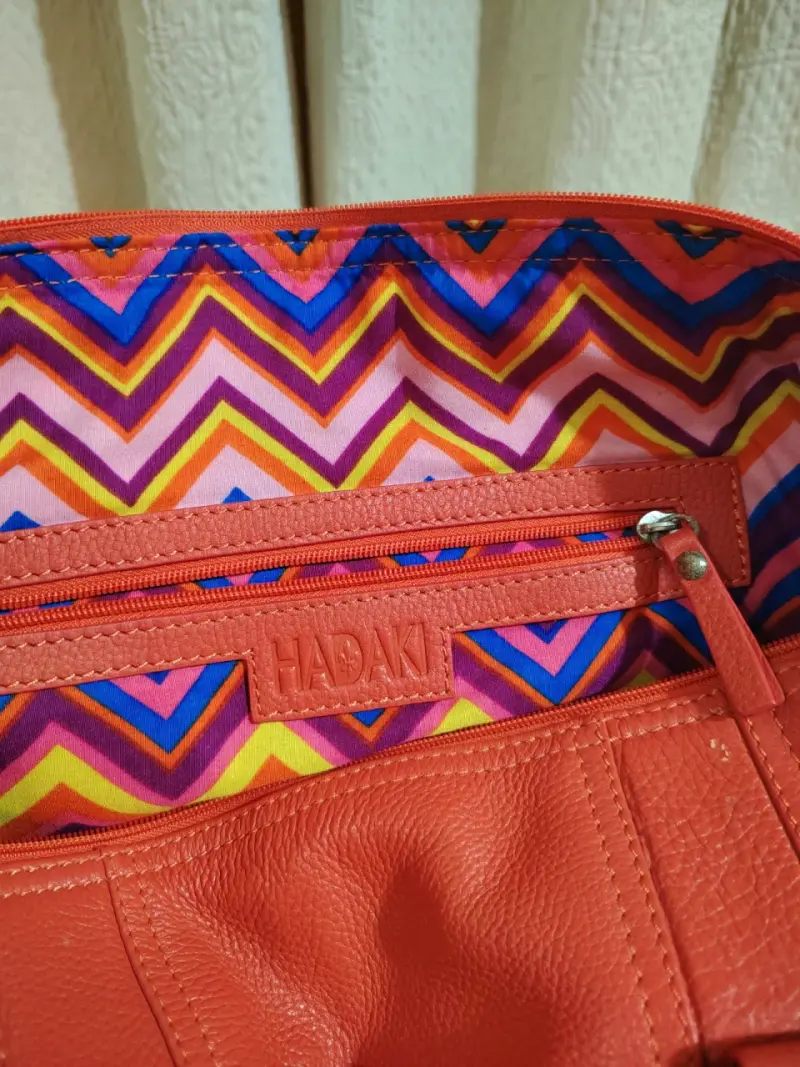 Bolso de cuero rojo Hadaki con diseño vibrante - 4