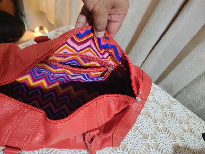 Bolso de cuero rojo Hadaki con diseño vibrante - 5