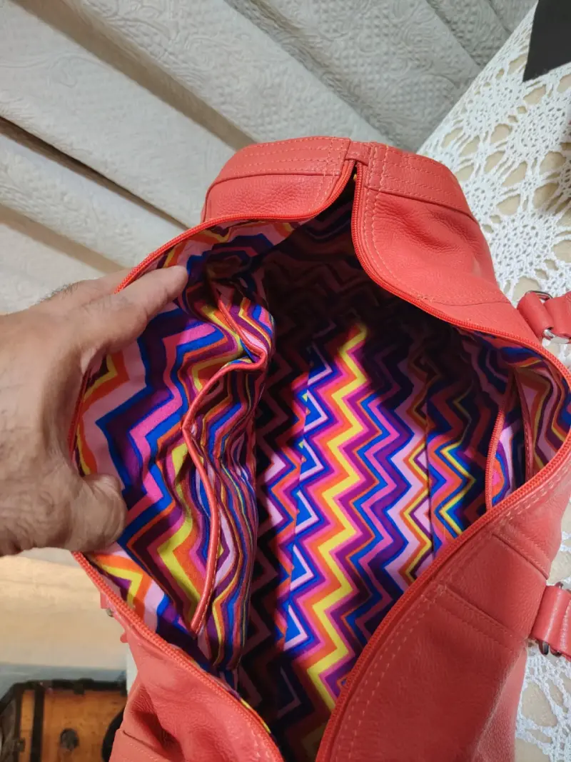 Bolso de cuero rojo Hadaki con diseño vibrante - 6