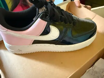 Zapatillas deportivas negras y rosadas Nike Air Force - miniatura 2