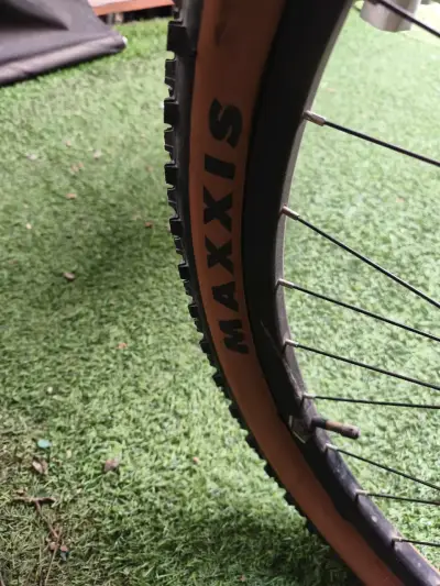 Bicicleta de montaña Jeep con neumáticos Maxxis - miniatura 1
