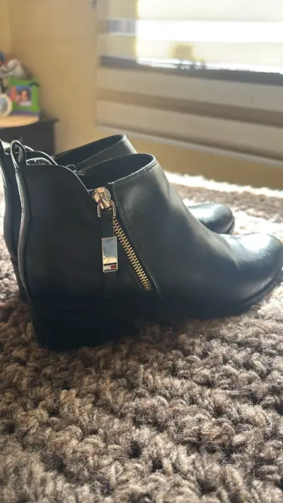 Botines de cuero negro con cierre lateral - miniatura 1