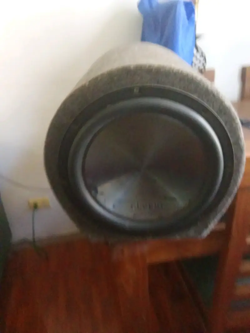 Subwoofer cilíndrico para auto en buen estado - 2