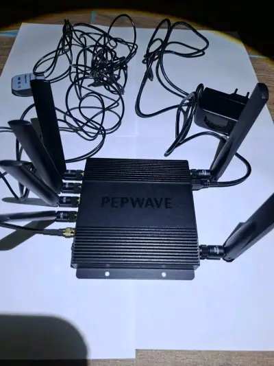 Router Pepwave BR1 Pro 5G con antenas - miniatura 1