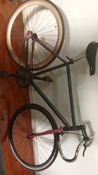 Bicicleta urbana de marco negro y rosa - miniatura 1