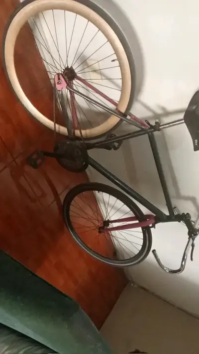 Bicicleta urbana de marco negro y rosa - miniatura 2