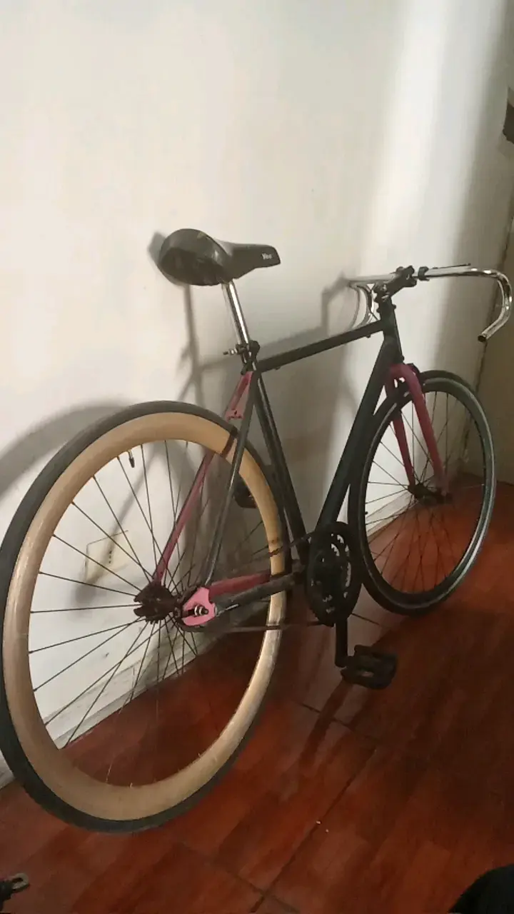 Bicicleta urbana de marco negro y rosa - 3