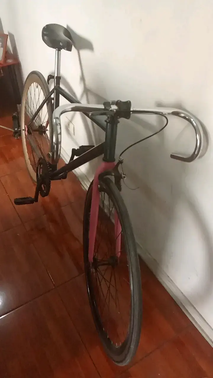 Bicicleta urbana de marco negro y rosa - 4