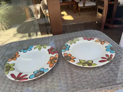 Platos decorativos de cerámica con diseño floral - miniatura 1