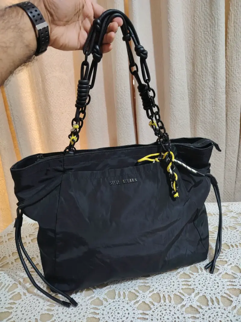 Bolso negro Steve Madden con asas decorativas
