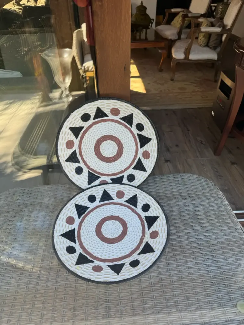 Set de platos decorativos de mimbre con diseño geométrico - 2