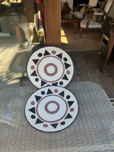 Set de platos decorativos de mimbre con diseño geométrico - miniatura 2