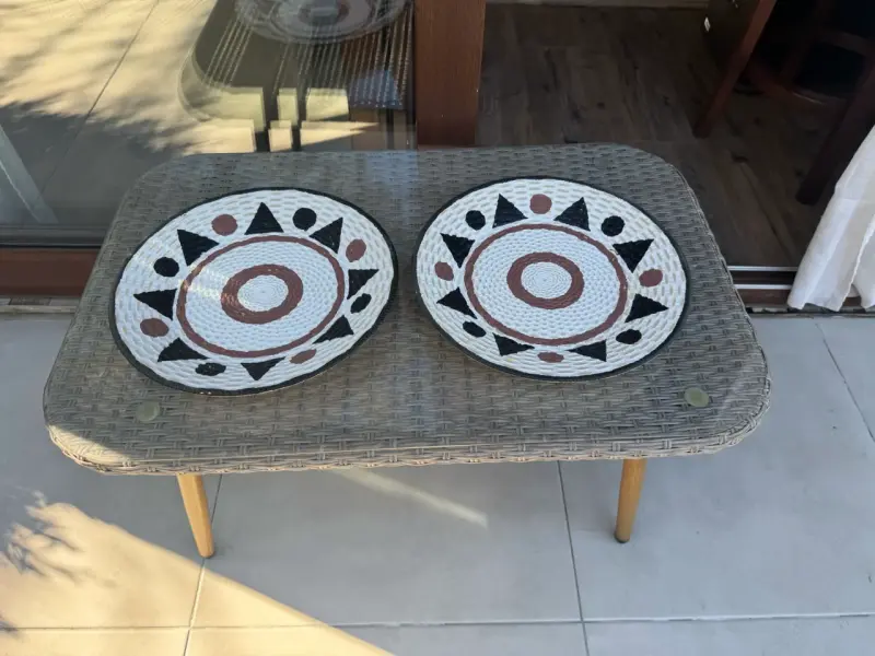Set de platos decorativos de mimbre con diseño geométrico - 3