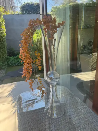 Florero de vidrio alto con diseño elegante - miniatura 1