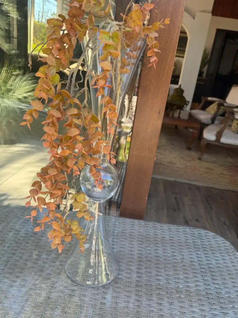 Florero de vidrio alto con diseño elegante - 2