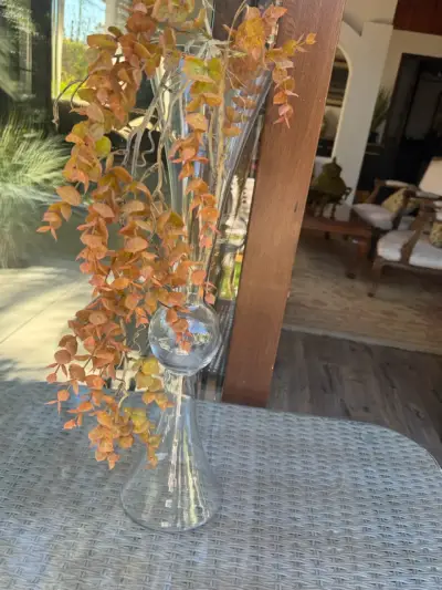 Florero de vidrio alto con diseño elegante - miniatura 2