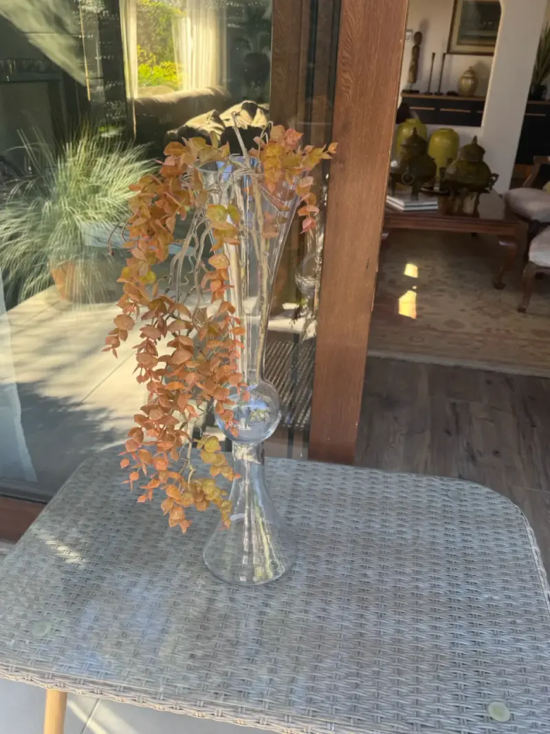 Florero de vidrio alto con diseño elegante - 3
