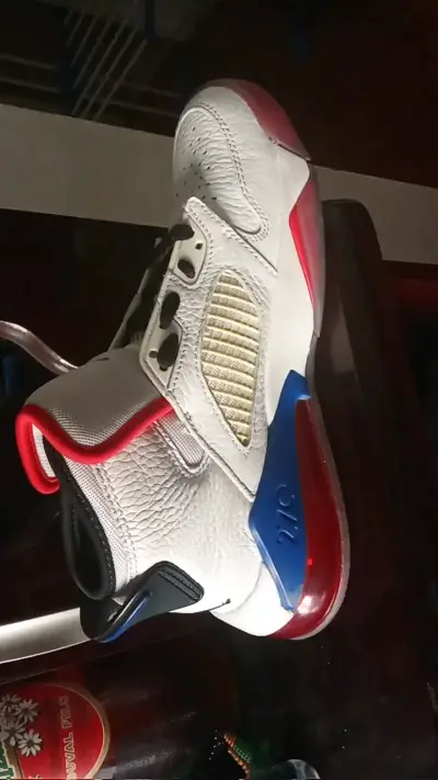 Zapatillas deportivas blancas con detalles rojos y azules - miniatura 1