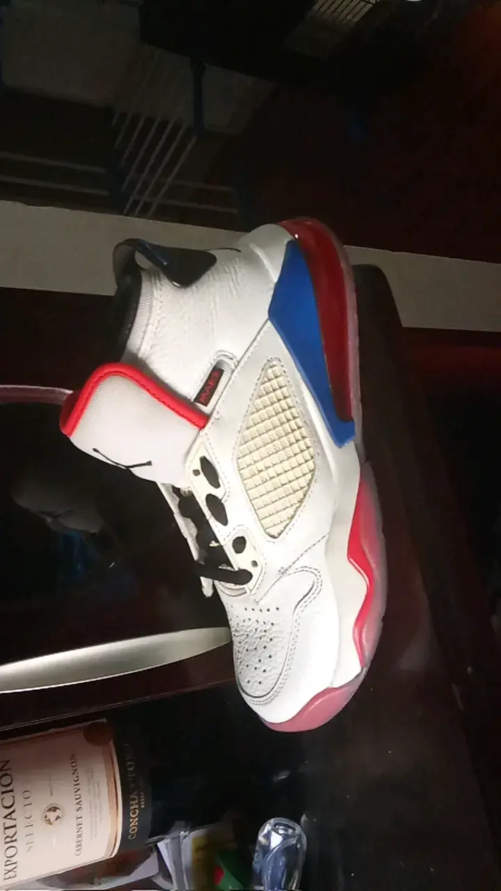 Zapatillas deportivas blancas con detalles rojos y azules - 2