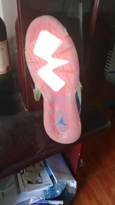 Zapatillas deportivas blancas con detalles rojos y azules - miniatura 3