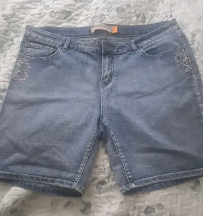 Shorts de mezclilla con detalles brillantes - miniatura 1