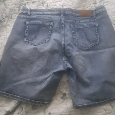 Shorts de mezclilla con detalles brillantes - miniatura 2
